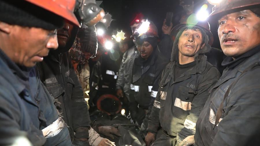 4.fev.2019 - Imagem cedida pelo governo peruano mostra o resgate dos mineiros que ficaram presos três dias em uma mina de carvão após a estrutura desabar por efeito de um forte chuva - AFP PHOTO - Peruvian Mining Ministry / Oscar FARGE