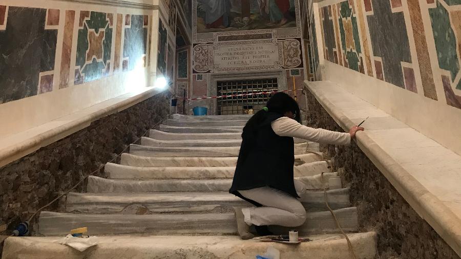 A Escada Santa, segundo a tradição católica, são os degraus de mármore que Jesus subiu para seu julgamento perante o governador romano Pôncio Pilatos - Elisabetta Povoledo/The New York Times