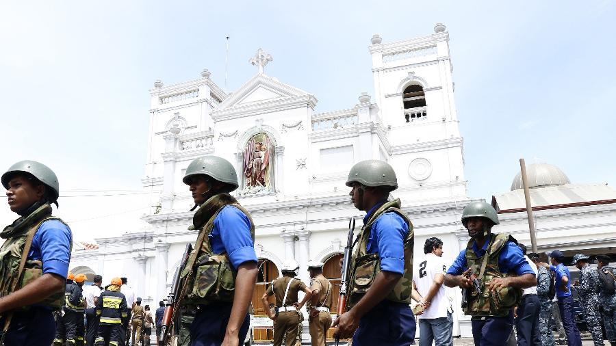 21.abr.2019 - Militares fazem a segurança da Igreja de Santo Antônio, onde ocorreu uma explosão em Colombo, capital do Sri Lanka - A.Hapuarachchi/Xinhua