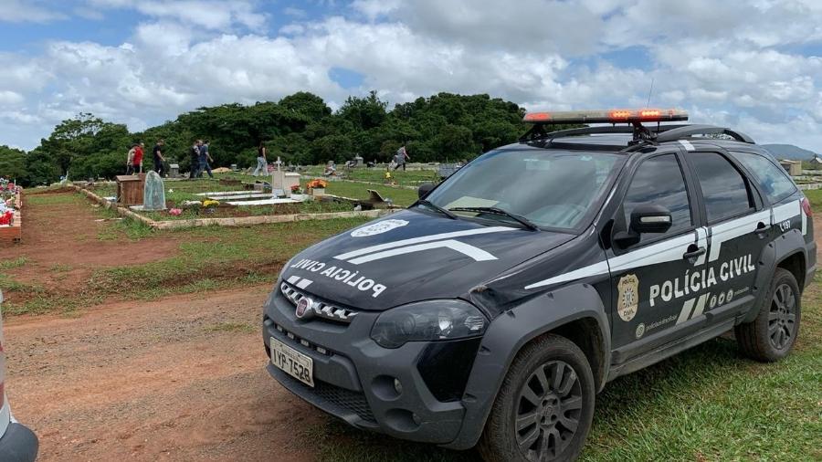 Carro da Polícia Civil no Cemitério Rincão da Madalena, em Gravataí (RS), onde um túmulo foi violado - Gabriel Siota/Giro de Gravataí/Divulgação