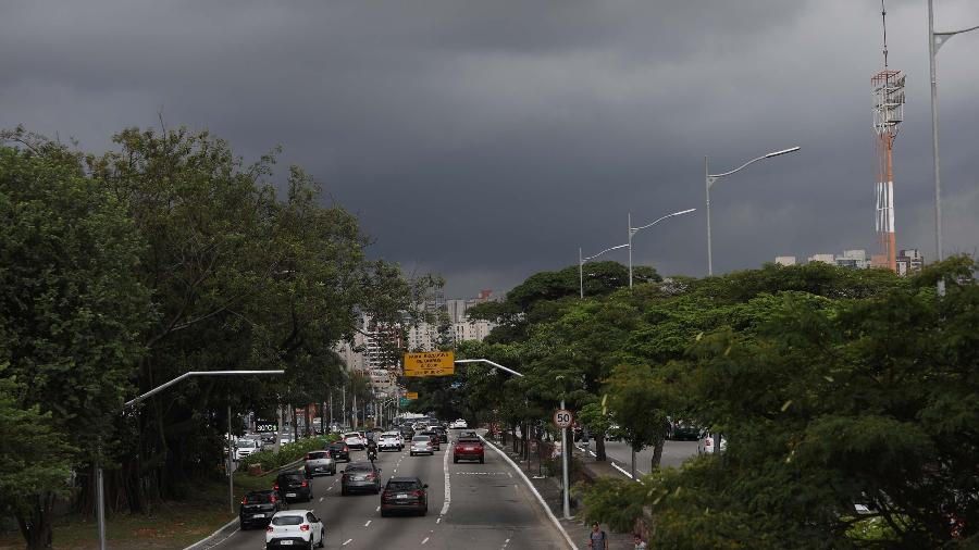 Céu ficou escuro no início da tarde deste domingo na avenida Washington Luiz, em São Paulo - Renato S. Cerqueira/Futura Press/Estadão Conteúdo