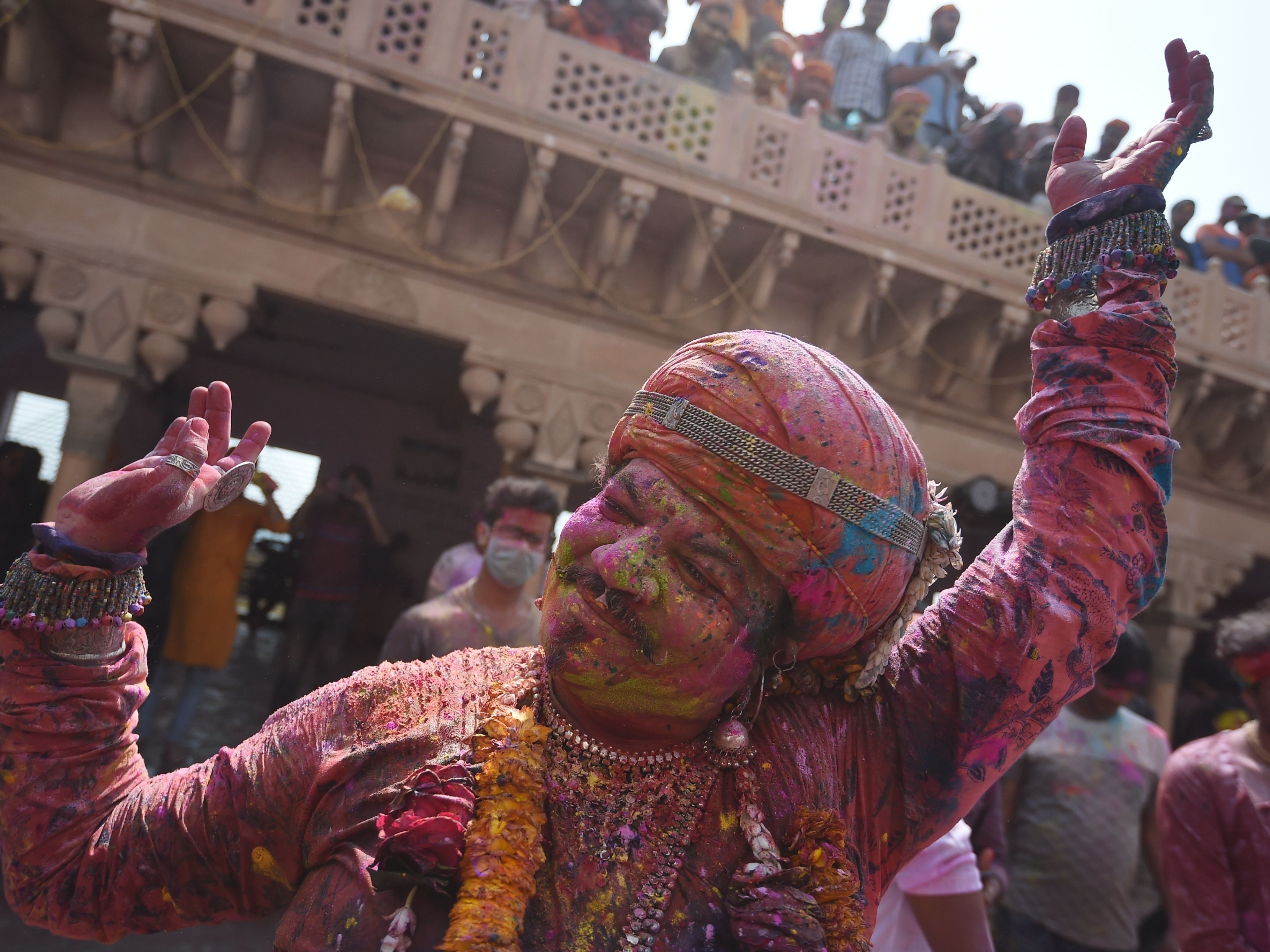 Indianos celebram o Holi, o festival da cor, apesar do coronavírus