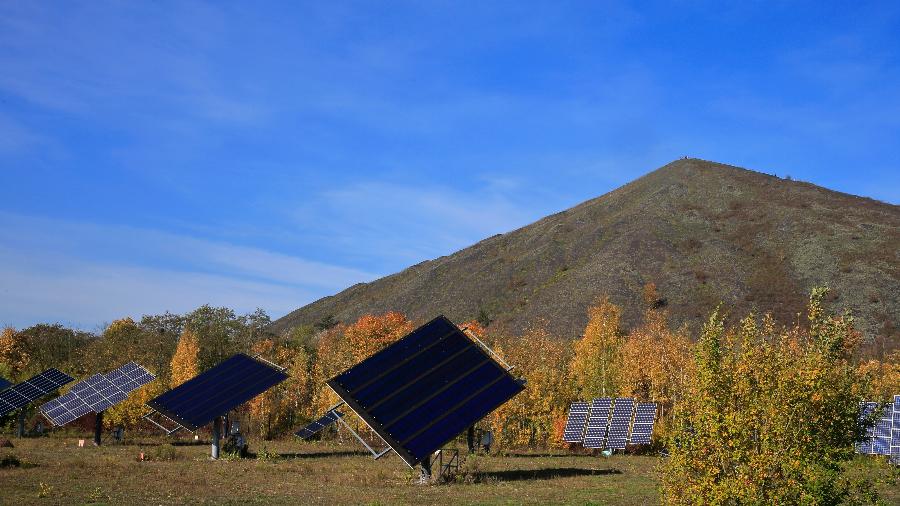 Painéis de energia solar em campo da França - Pascal Rossignol