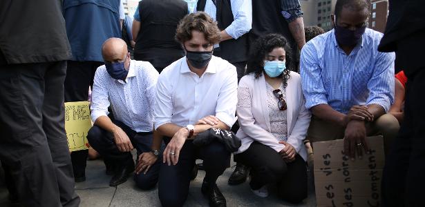 Trudeau se une a manifestantes | Premiê do Canadá se ajoelha durante protesto antirracismo no país