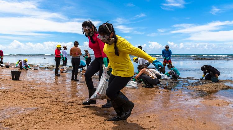 Voluntários do grupo Guardiões do Litoral realiza limpeza na praia de Subauma (BA), em janeiro - Mateus Morbeck/UOL - Mateus Morbeck/UOL