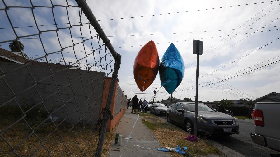 Dois balões marcam o local onde o ciclista Dijon Kizzee, de 29 anos, foi baleado pela polícia - AFP