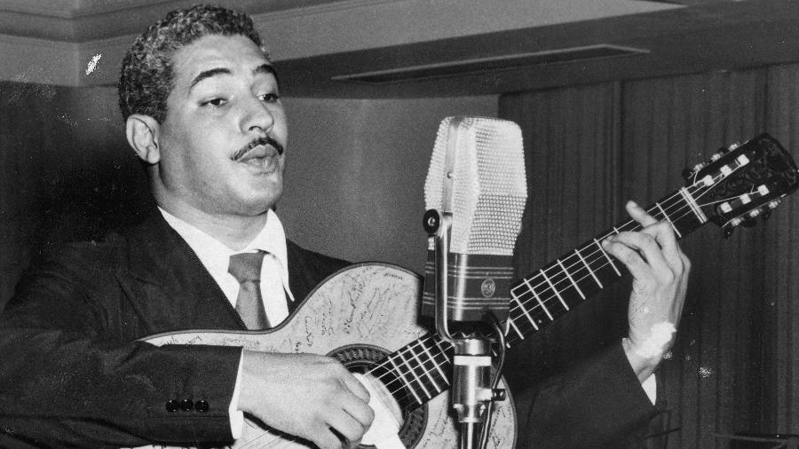 O cantor e compositor Dorival Caymmi, durante apresentação na década de 1950 - Arquivo/Folhapress