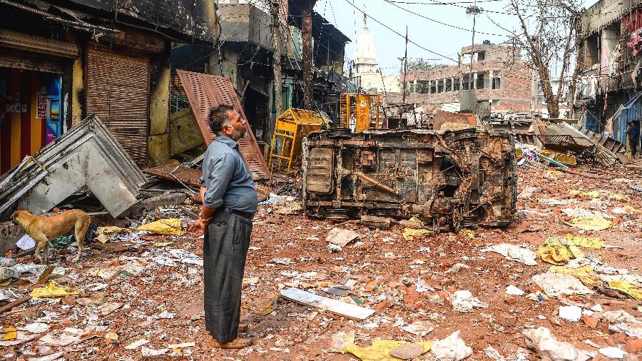 Morador observa destruição após confrontos entre apoiadores e críticos à Lei de Emenda à Cidadania na Índia - Sajjad HUSSAIN / AFP