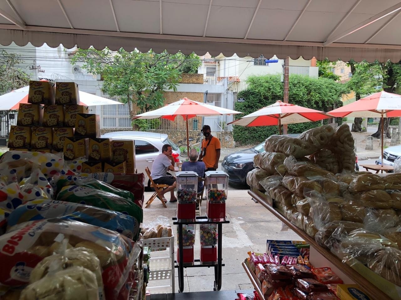 Padaria e clima de interior: A volta de Witzel ao bairro de origem no RJ