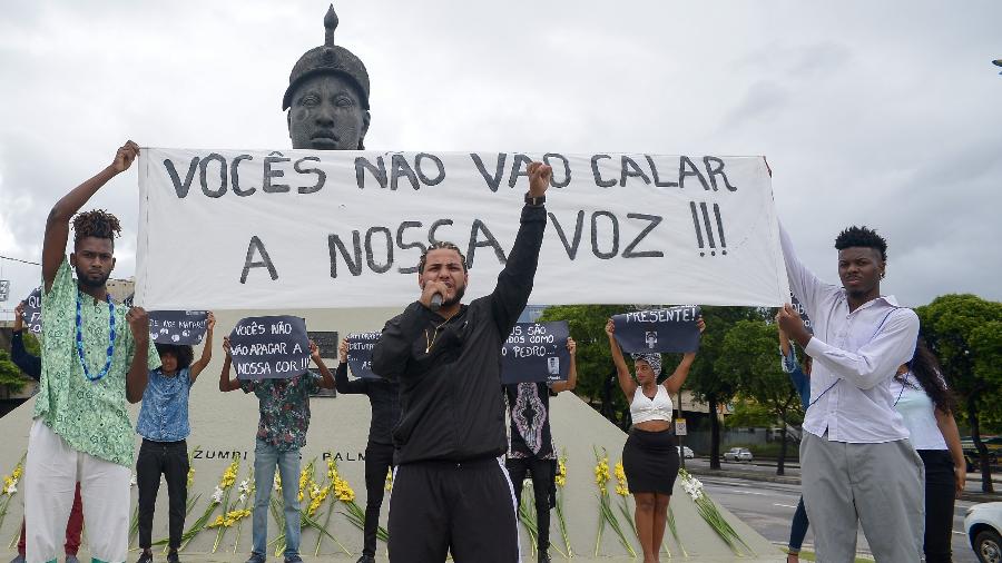 Celebrações marcam o Dia da Consciência Negra no busto de Zumbi dos Palmares na Praça Onze, centro do Rio de Janeiro - CLEVER FELIX/ESTADÃO CONTEÚDO
