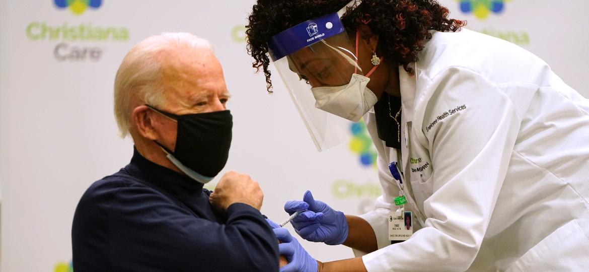 21.dez.2020 - Joe Biden recebe vacina contra a covid-19 em Delaware, nos EUA - JOSHUA ROBERTS/AFP
