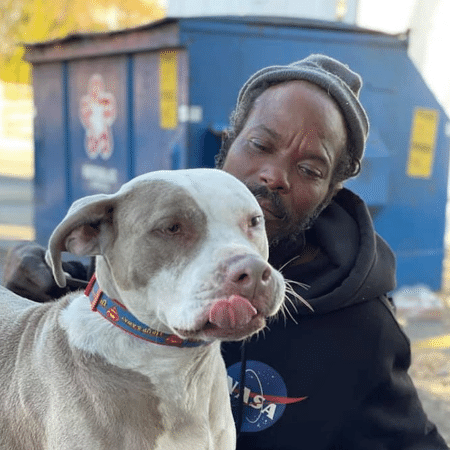 O morador de rua Keith Walke e seu cachorro Bravo - Reprodução
