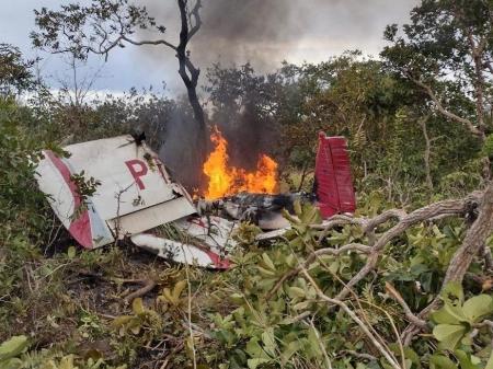 Avião de pequeno porte cai em cima de casa no Maranhão; vídeo - Correio de  Carajás