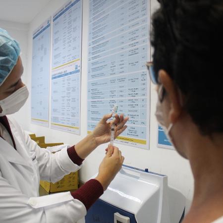 11 jun. 2021 - Aplicação de dose de vacina contra a covid-19 em Copacabana, na zona sul do Rio de Janeiro - João Gabriel Alves/Enquadrar/Estadão Conteúdo