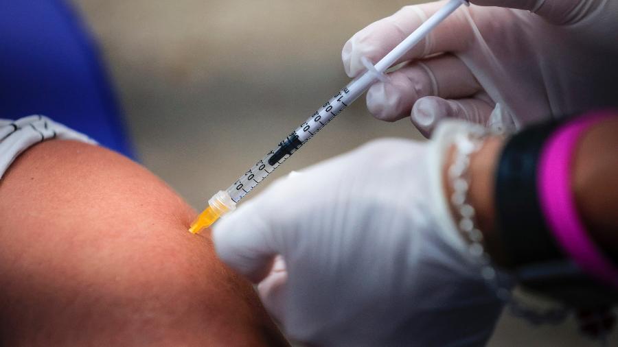 São Paulo vacinará pessoas com 40 anos a partir de quarta-feira (7) - GIUSEPPE LAMI/EFE