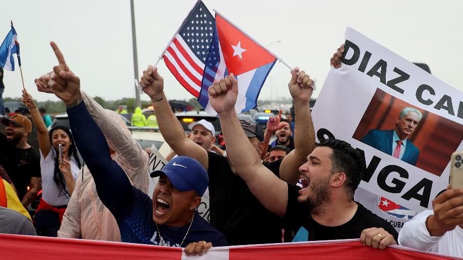 13.jul.2021 - Manifestantes fecharam parte de uma estrada em Miami (EUA), enquanto mostram seu apoio aos cidadãos de Cuba que tomaram as ruas para protestar contra o governo. - Joe Raedle / Getty Images