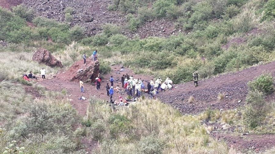 Turistas faziam uma excursão no local quando caíram na cratera no México  - Reprodução/Twitter