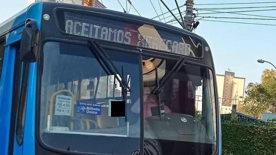 Ônibus circulava com mensagens ofensivas no deslocamento para garagem - Reprodução/Facebook São Paulo da Depressão
