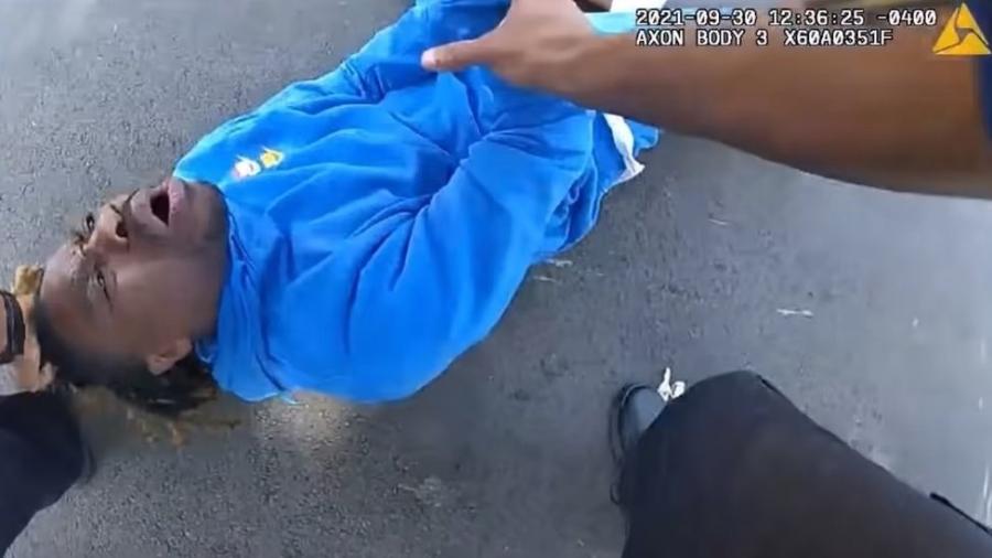 Imagens de câmera instalada na farda policial mostram policiais arrastando o homem de seu carro - DEPARTAMENTO DE POLÍCIA DE DAYTON