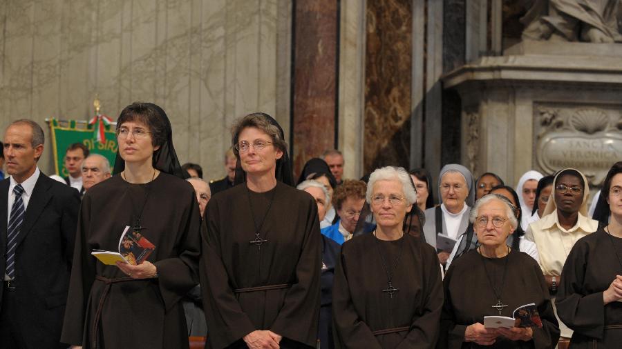 Raffaella Petrini (à esquerda) durante missa na Basílica de São Pedro; papa tem dado visibilidade ao trabalho das mulheres na igreja - Vatican Media/handout via Reuters