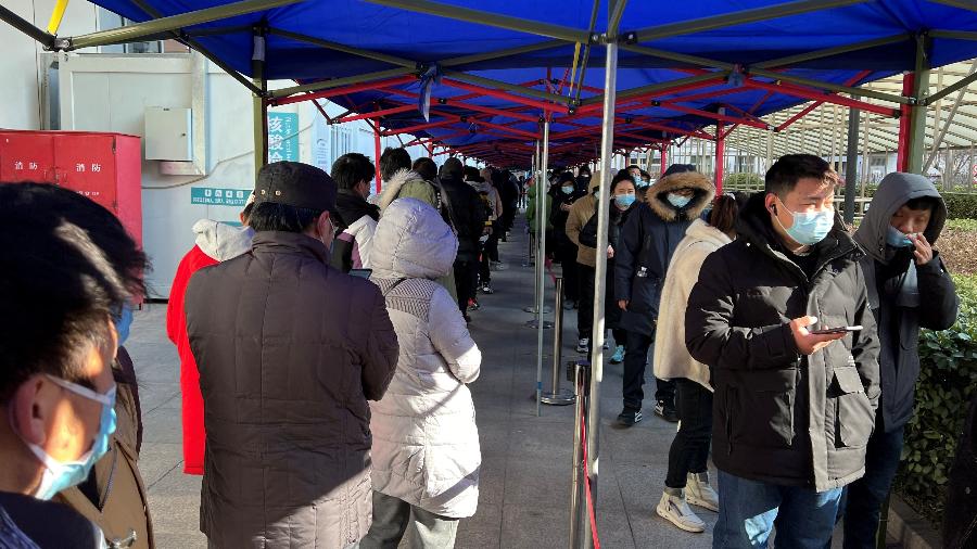 Pessoas formam fila para fazer teste de covid-19 em Pequim, na China - Yew Lun Tian/Reuters