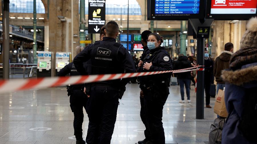 14.fev.22 - Polícia isola local onde morreu homem que ameaçava realizar um ataque com faca na estação Gare du Nord em Paris, França - BENOIT TESSIER/REUTERSF