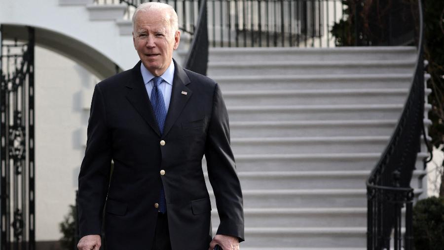 O presidente dos EUA, Joe Biden, caminha em direção aos membros da imprensa - Alex Wong/Getty Images via AFP