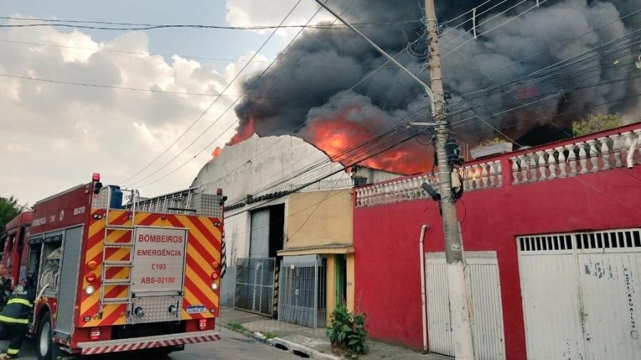 Fogo destruiu galpão na zona leste de São Paulo - Corpo de Bombeiros/Divulgação