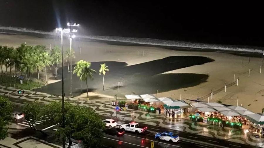 Mancha de esgoto tomou parte da orla de Copacabana, no Rio de Janeiro - Reprodução/TV Globo