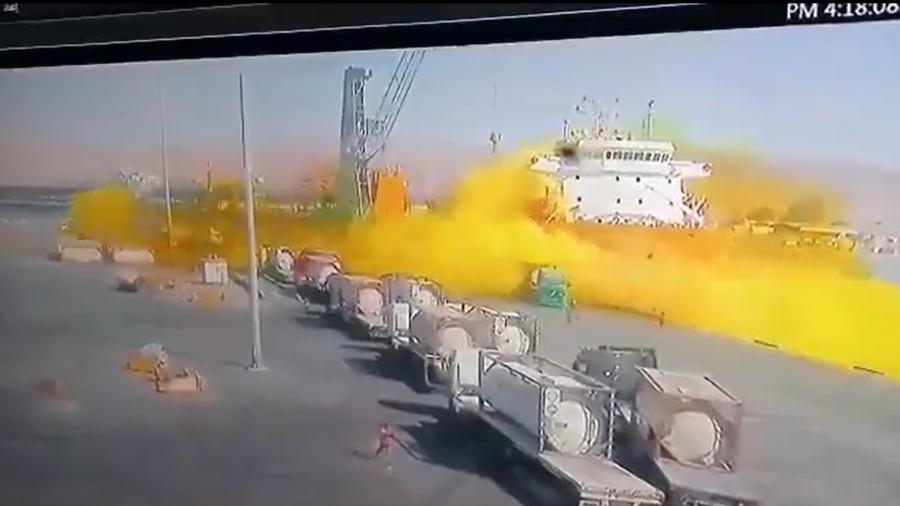 Explosão aconteceu após tanque cheio de gás cair no chão durante carregamento de navio - Câmeras de segurança/Reprodução de vídeo