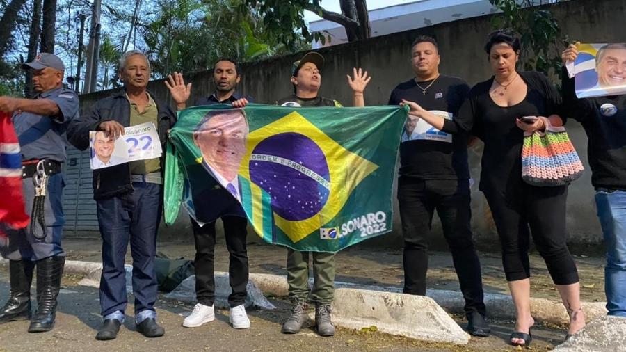 Apoiadores de Bolsonaro fizem oração nas proximidades da TV Bandeirantes, onde ocorre o debate de hoje - Herculando Barreto Filho/UOL