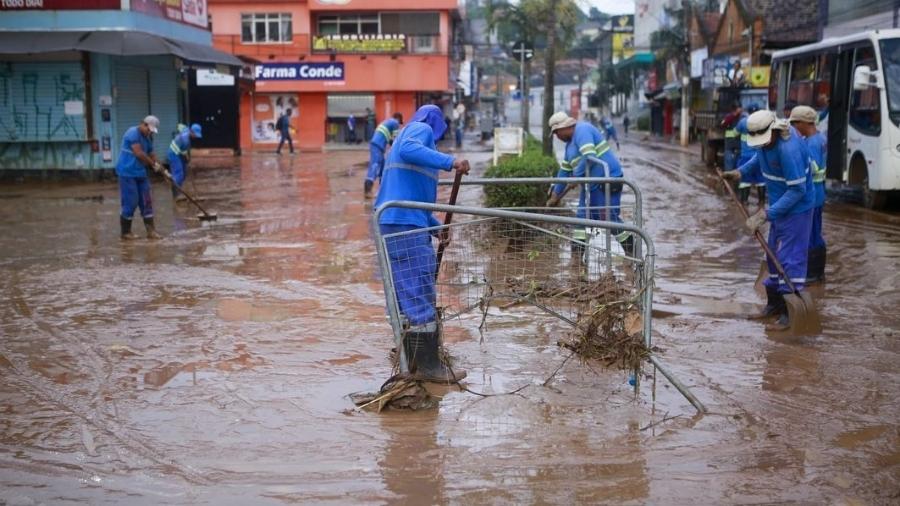 Equipes de limpeza em Franco da Rocha, na região metropolitana de São Paulo, após alagamentos deixarem ruas cobertas de lama  - Reprodução/Instagram/Prefeitura de Franco da Rocha