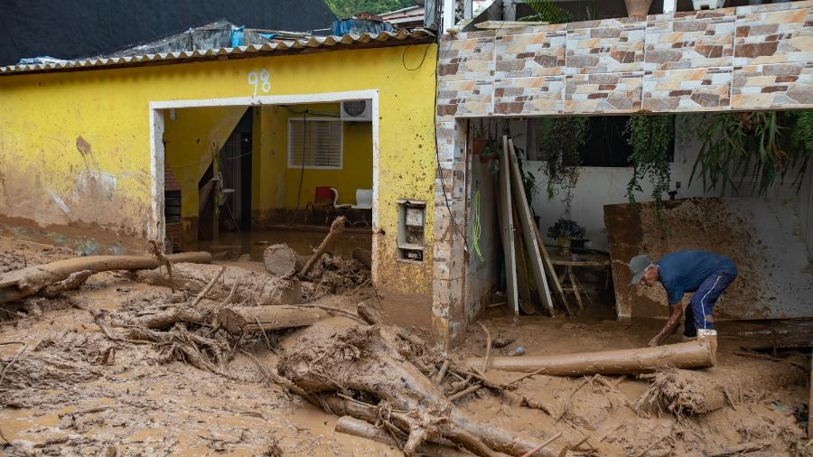 Moradores da Vila do Sahy, local mais afetado pelos deslizamentos de terra no litoral norte, tentam retirar lama das casas - André Lucas/Estadão Conteúdo