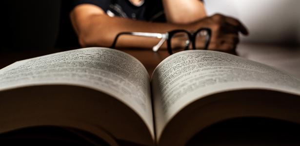 Maria (nome fictício) tirou licença médica de quatro meses no ano passado e está afastada novamente