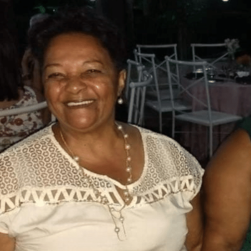 Senhora de 65 anos é acolhida por crianças para aprender a ler