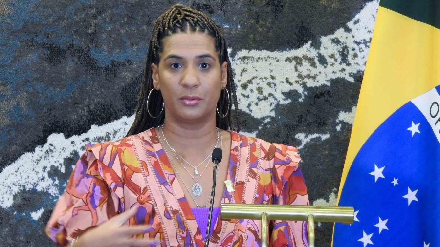A ministra da Igualdade Racial do Brasil, Anielle Franco, fala à imprensa em um evento paralelo durante a 15ª Cúpula do BRICS, em Johanesburgo, na África do Sul