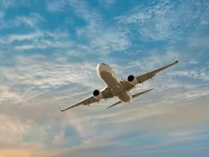 Lençol e perícia: o que acontece quando um passageiro morre durante um voo?