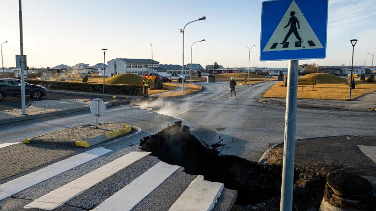 Foto de 13 de novembro de 2023 mostra rachadura cortando a estrada principal em Grindavik, após terremotos