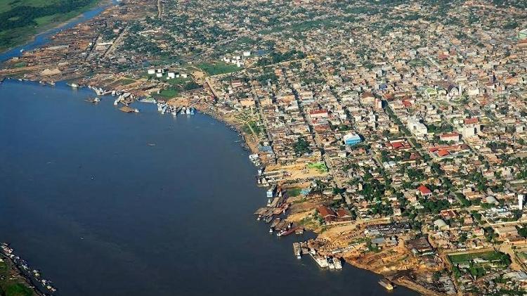 Vista aérea de Pucallpa, na província de Ucayali; rio Ucayali banha cidade e é afluente do rio Amazonas