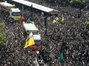 Multidão comparece ao funeral do presidente iraniano em Teerã