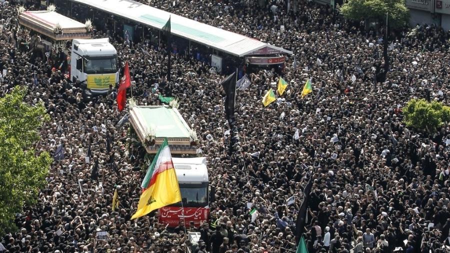 Multidão comparece a funeral do presidente do Irã, Ebrahim Raisi, em Teerã  - AFP