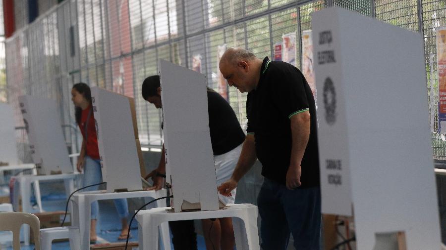 Eleitores votam em 1º turno em seção eleitoral na Tijuca, na zona norte do Rio de Janeiro, em 2022 - Fernando Frazão/Agência Brasil