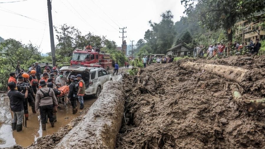 Equipes de resgate carregam o corpo de uma vítima, que morreu após deslizamentos de terra na vila de Semangat Gunung em Karo, Sumatra do Norte, em 25 de novembro de 2024