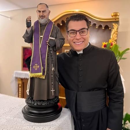 Padre Chrystian tem 3,7 milhões de seguidores Padre Chrystian tem 3,7 milhões de seguidores