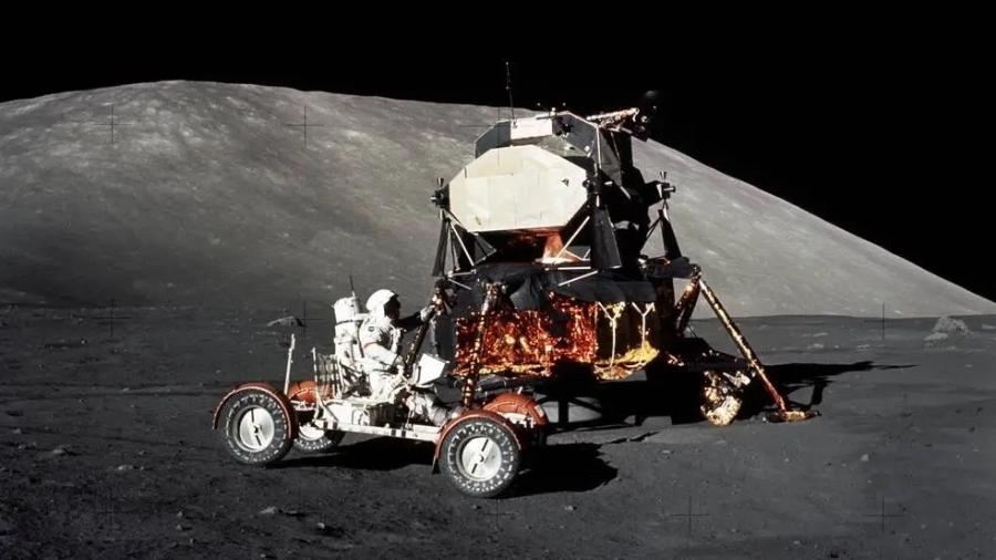 A coleta de material da superfície da Lua durante a missão Apollo 17, que achou as contas de vidro A coleta de material da superfície da Lua durante a missão Apollo 17, que achou as contas de vidro