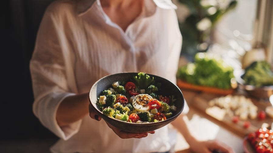 O ideal é que o jantar seja rico em fibras; refeição deve ser feita longe das telas