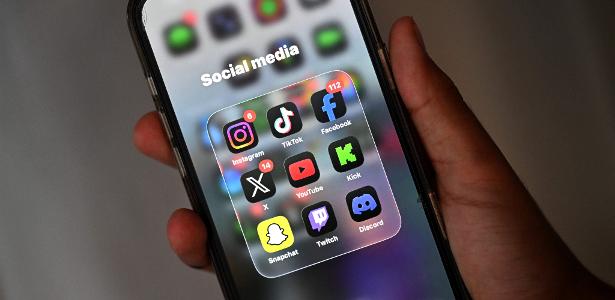Quem vai fiscalizar redes sociais banidas para adolescentes na Austrália?