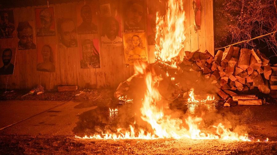 Memorial em homenagem a mulher morta pelo ICE em Minneapolis é incendiado