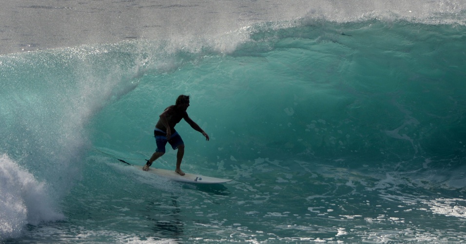 26.jun.2015 - Surfista surfa em praia de Uluwatu, na ilha de Bali, na Indonésia