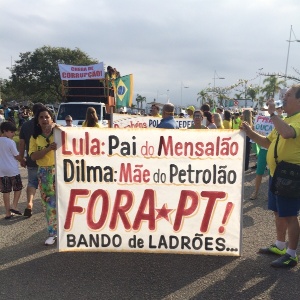 Manifestantes se reúnem na Beira-Mar norte, região central de Florianópolis (SC), para protestar - Orlando Godoy/via Whatspp
